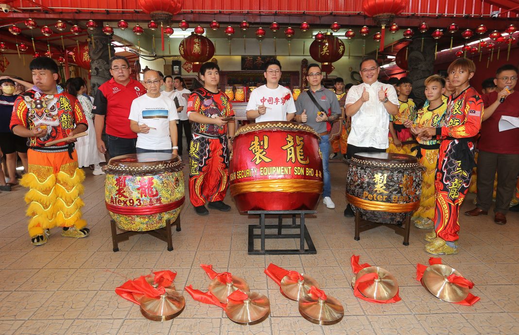 大都会 /马来西亚制龙体育会庆5周年,为12醒狮和其他套件进行点睛开光/ 6图