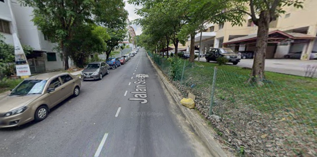 大都会 /ME03头/ 吉隆坡快乐花园士乐沙路围篱工程导致道路失修,变窄 / 6图