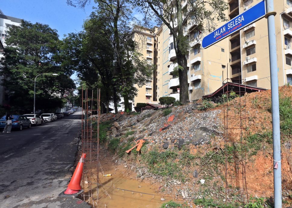 大都会 /ME03头/ 吉隆坡快乐花园士乐沙路围篱工程导致道路失修,变窄 / 6图