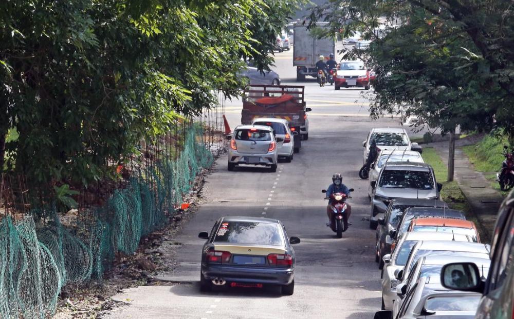 大都会 /ME03头/ 吉隆坡快乐花园士乐沙路围篱工程导致道路失修,变窄 / 6图