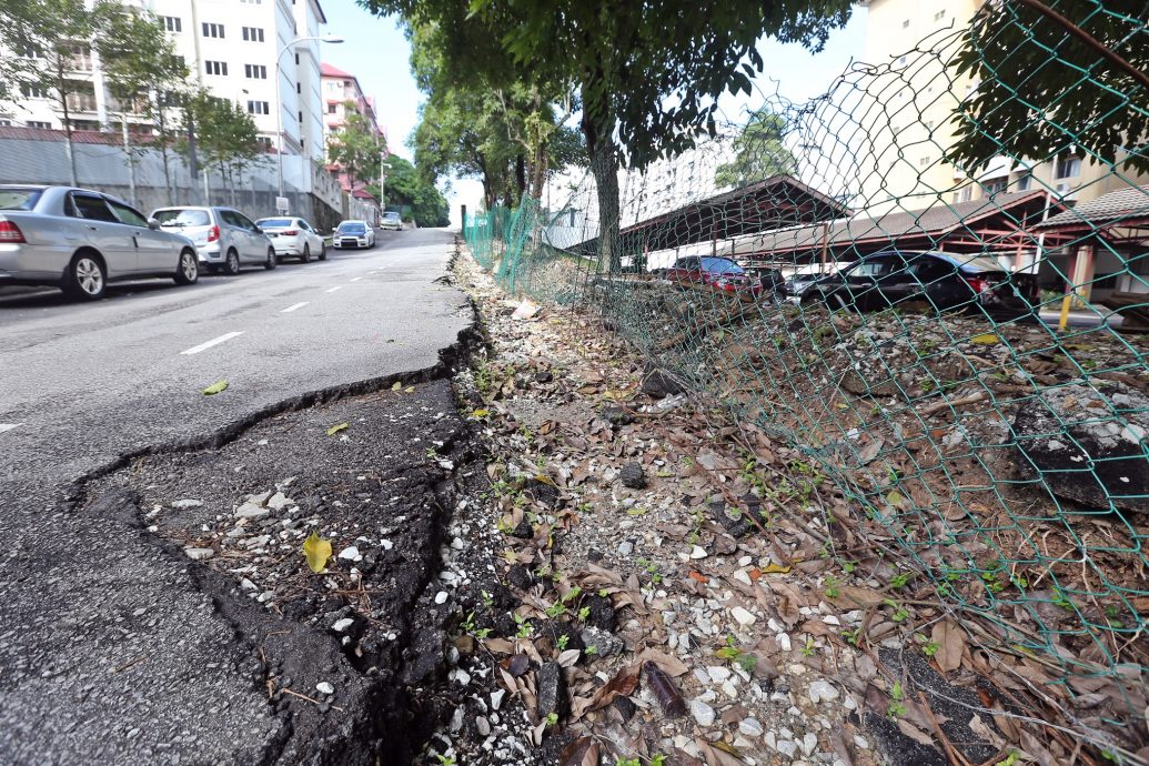 大都会 /ME03头/ 吉隆坡快乐花园士乐沙路围篱工程导致道路失修,变窄 / 6图