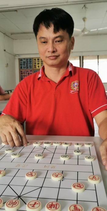 大都会【有故事的人】:(1月23日刊登):从小玩具是象棋,48岁姚绍强正业是装修,“副业”为象棋公会服务