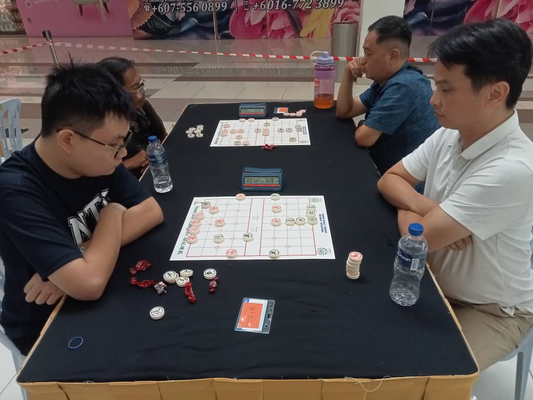 大都会【有故事的人】:(1月23日刊登):从小玩具是象棋,48岁姚绍强正业是装修,“副业”为象棋公会服务