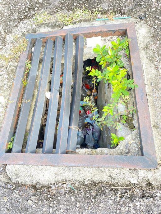 大都会/加影阿沙再也花园组屋的沟渠盖被偷留下陷阱,路人跌落