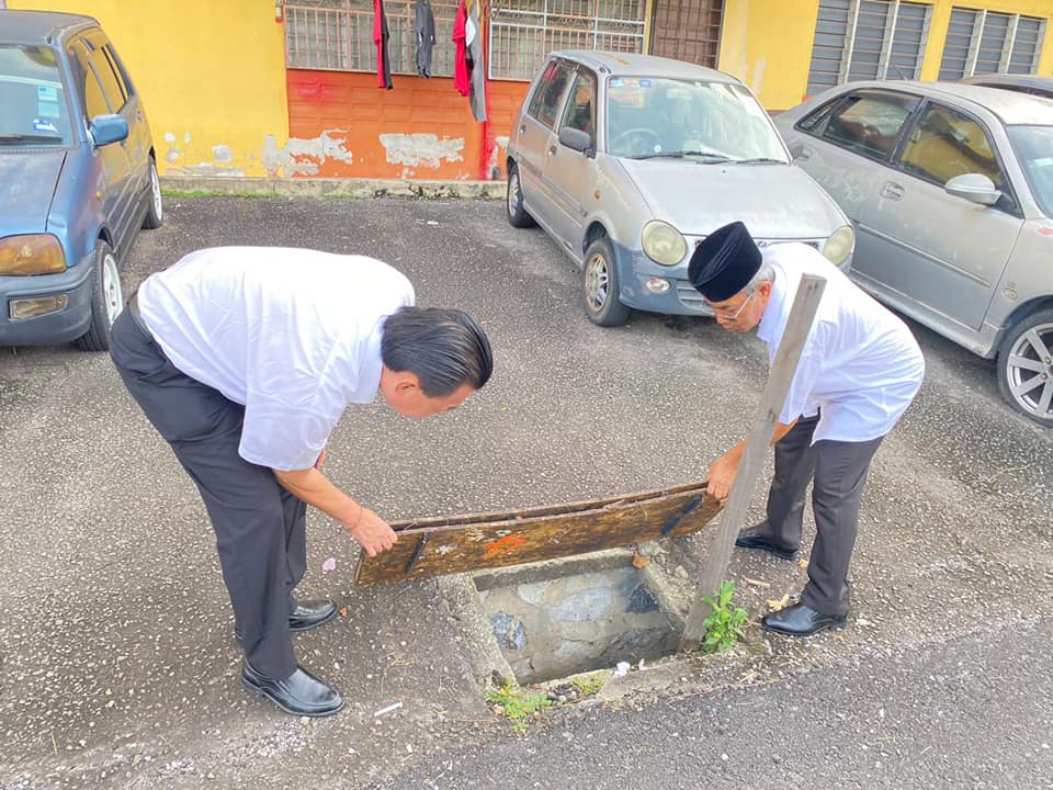 大都会/加影阿沙再也花园组屋的沟渠盖被偷留下陷阱,路人跌落