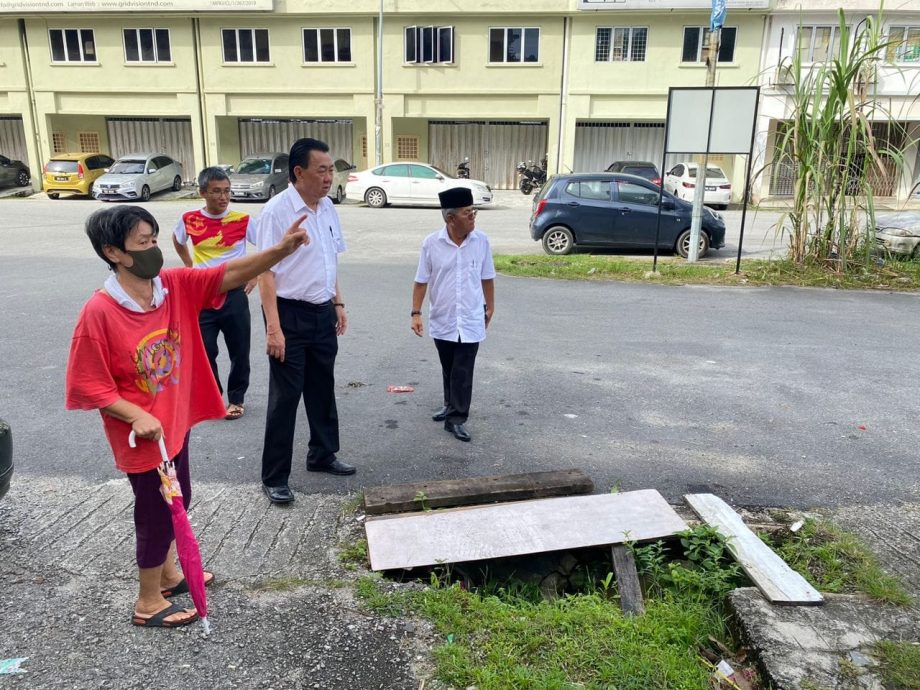 大都会/加影阿沙再也花园组屋的沟渠盖被偷留下陷阱,路人跌落