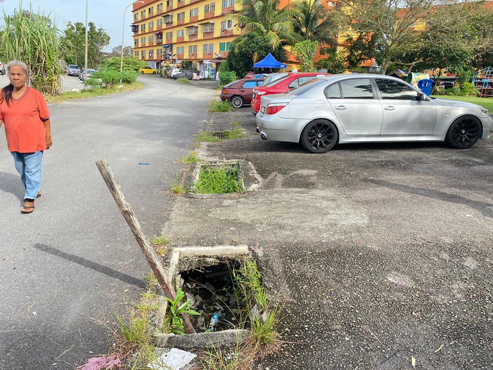 大都会/加影阿沙再也花园组屋的沟渠盖被偷留下陷阱,路人跌落