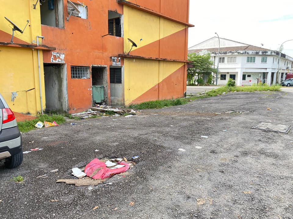 大都会/加影阿沙再也花园组屋的沟渠盖被偷留下陷阱,路人跌落