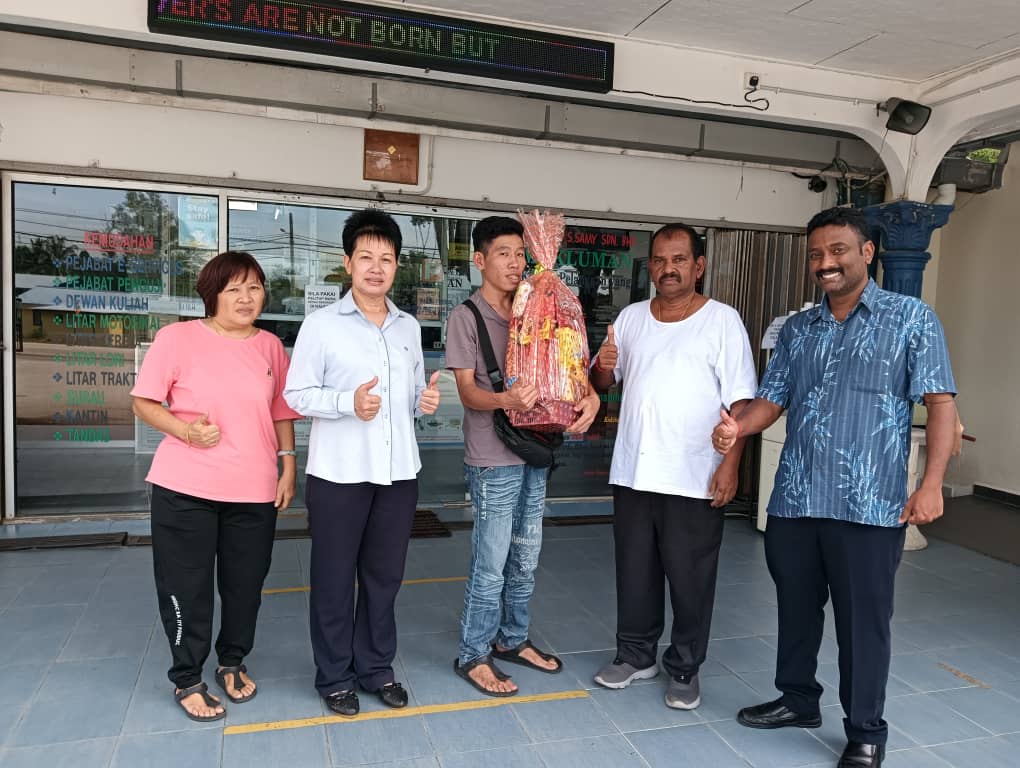 大都会:印裔院长助华青考摩托车执照/1图