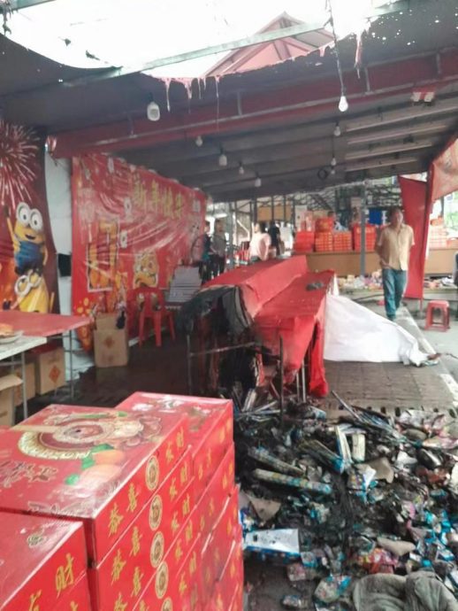 大都会取代前稿/警方回应纵火烧烟花档