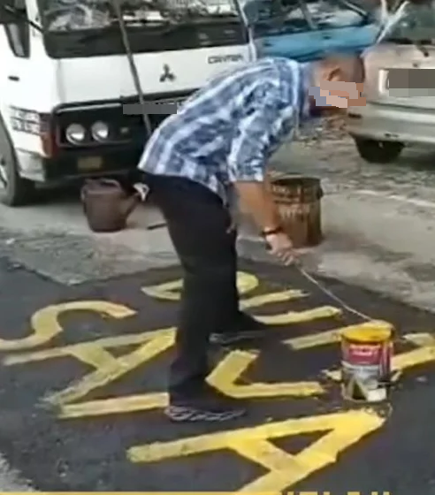 大都会/封面副文/男子自费铺路,还写上“这是我的钱”