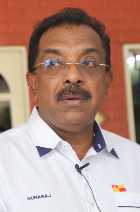 大都会/封面副文/男子自费铺路,还写上“这是我的钱”