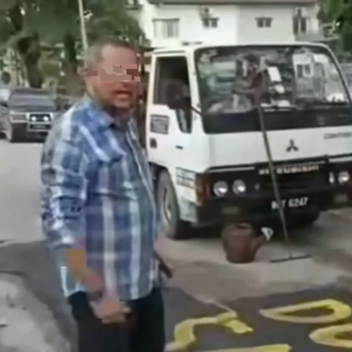 大都会/封面副文/男子自费铺路,还写上“这是我的钱”