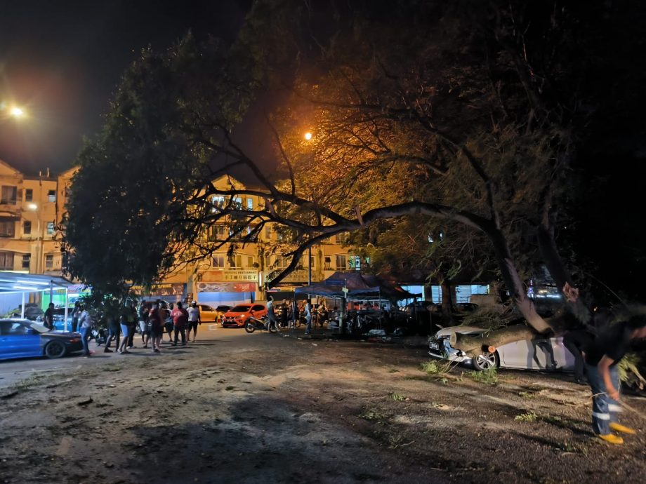 大都会/巴生水灾/刚出3天新车被砸坏