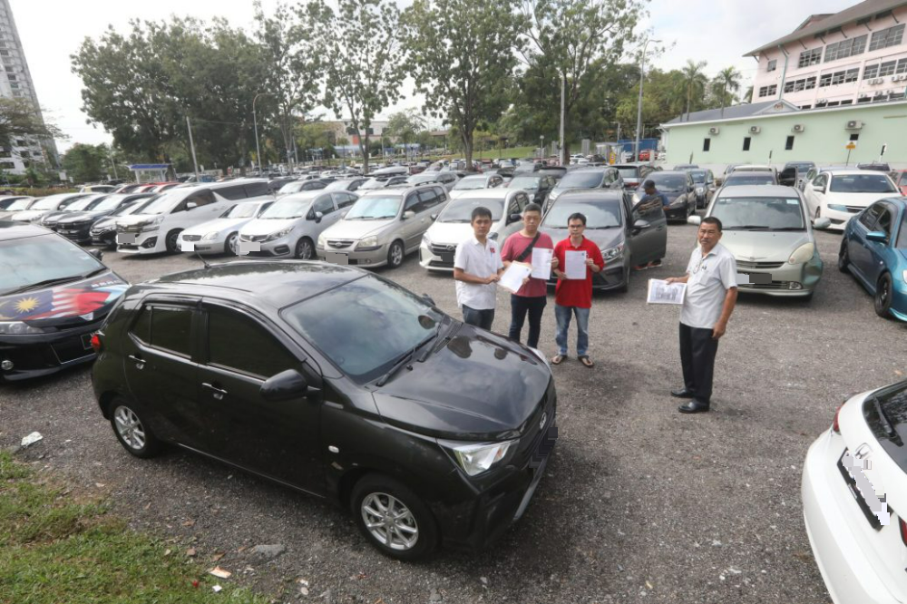 大都会/早报头/余保凭不满士拉央医院最后一片地也收泊车费
