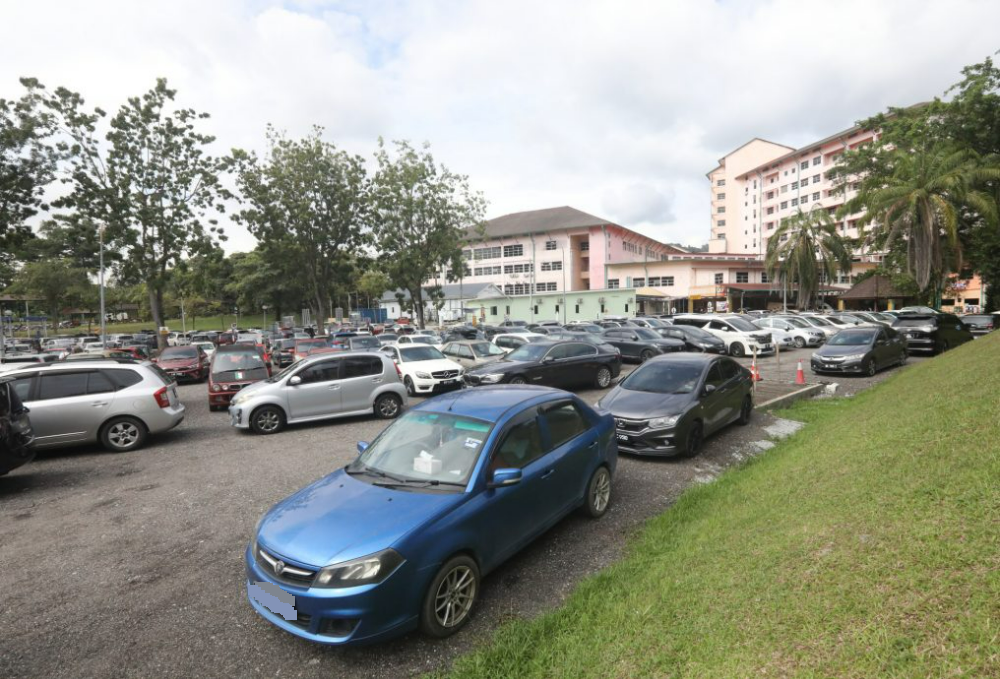 大都会/早报头/余保凭不满士拉央医院最后一片地也收泊车费