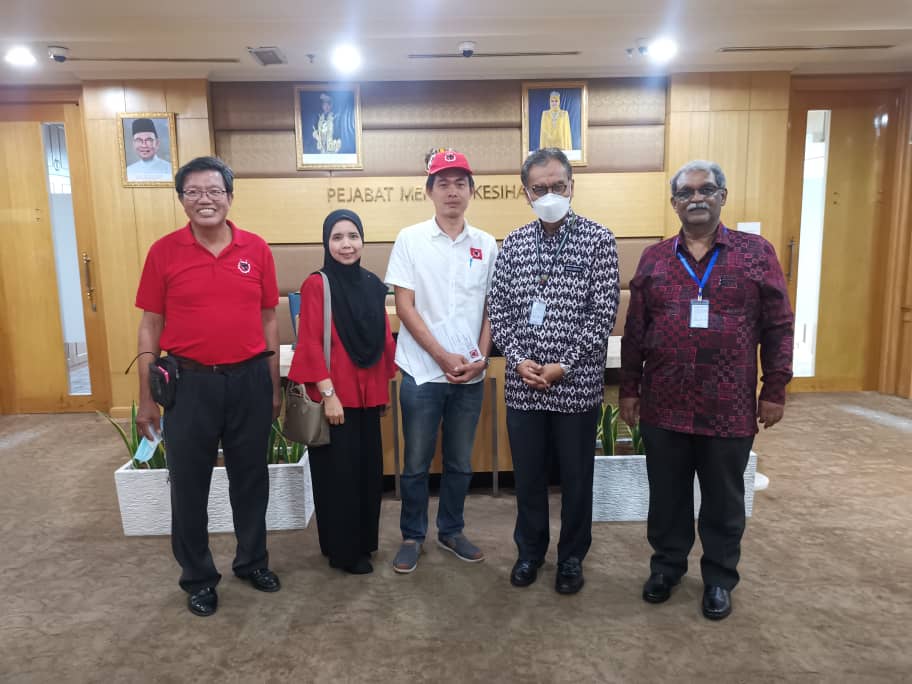 大都会/早报头/余保凭不满士拉央医院最后一片地也收泊车费