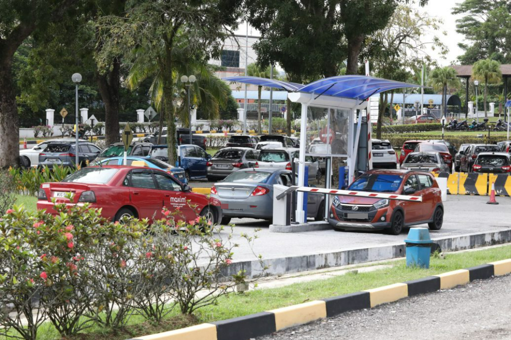 大都会/早报头/余保凭不满士拉央医院最后一片地也收泊车费