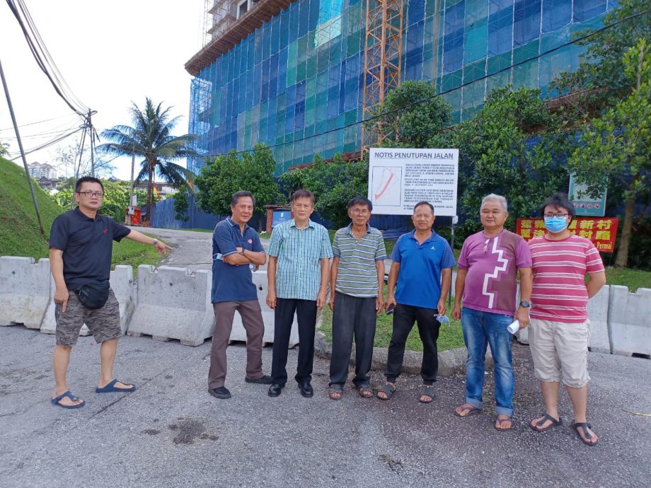 大都会/蕉赖文雅花园衔接蕉赖9英里新村7路和4路的道路,封了