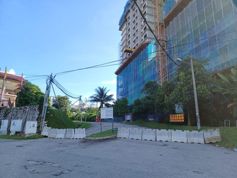 大都会/蕉赖文雅花园衔接蕉赖9英里新村7路和4路的道路,封了