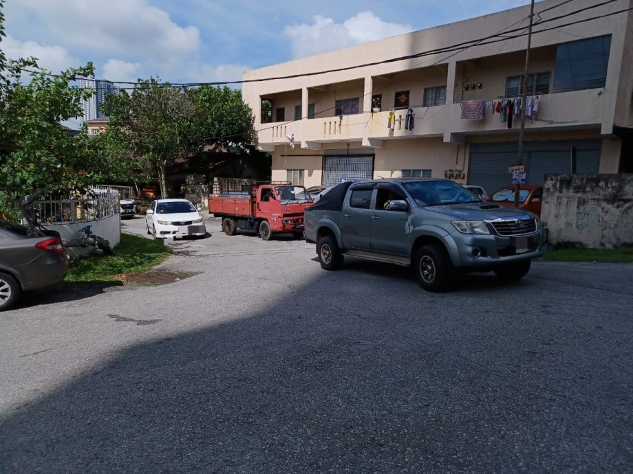 大都会/蕉赖文雅花园衔接蕉赖9英里新村7路和4路的道路,封了