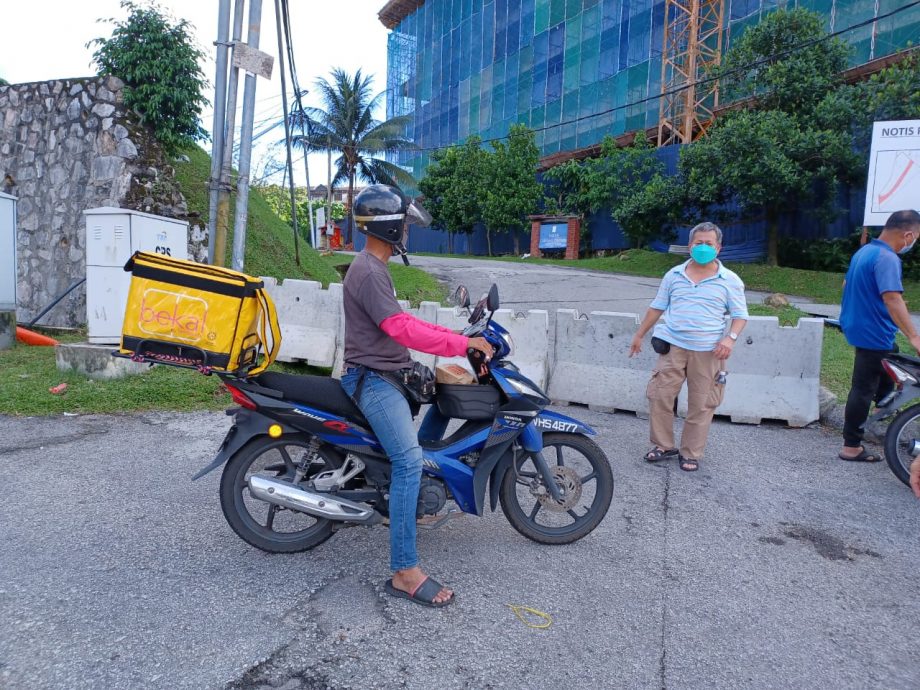 大都会/蕉赖文雅花园衔接蕉赖9英里新村7路和4路的道路,封了