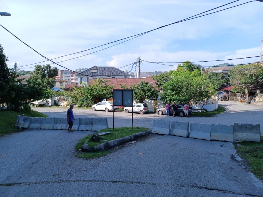 大都会/蕉赖文雅花园衔接蕉赖9英里新村7路和4路的道路,封了