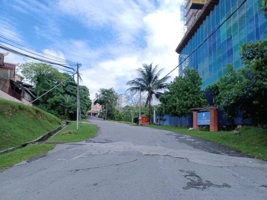 大都会/蕉赖文雅花园衔接蕉赖9英里新村7路和4路的道路,封了