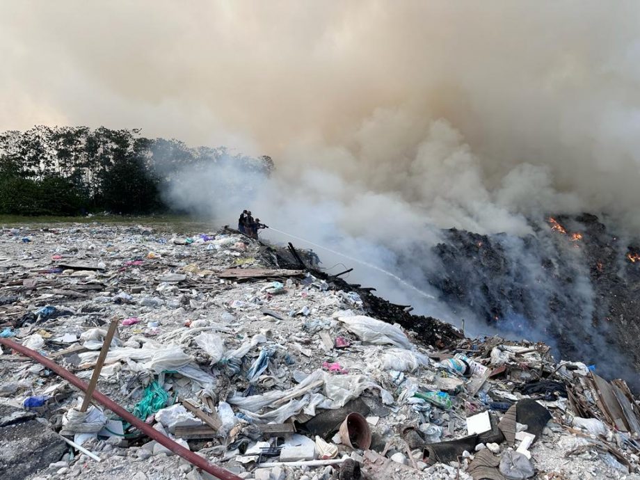 大都会/蕉赖皇冠城非法垃圾场被怀疑遭纵火