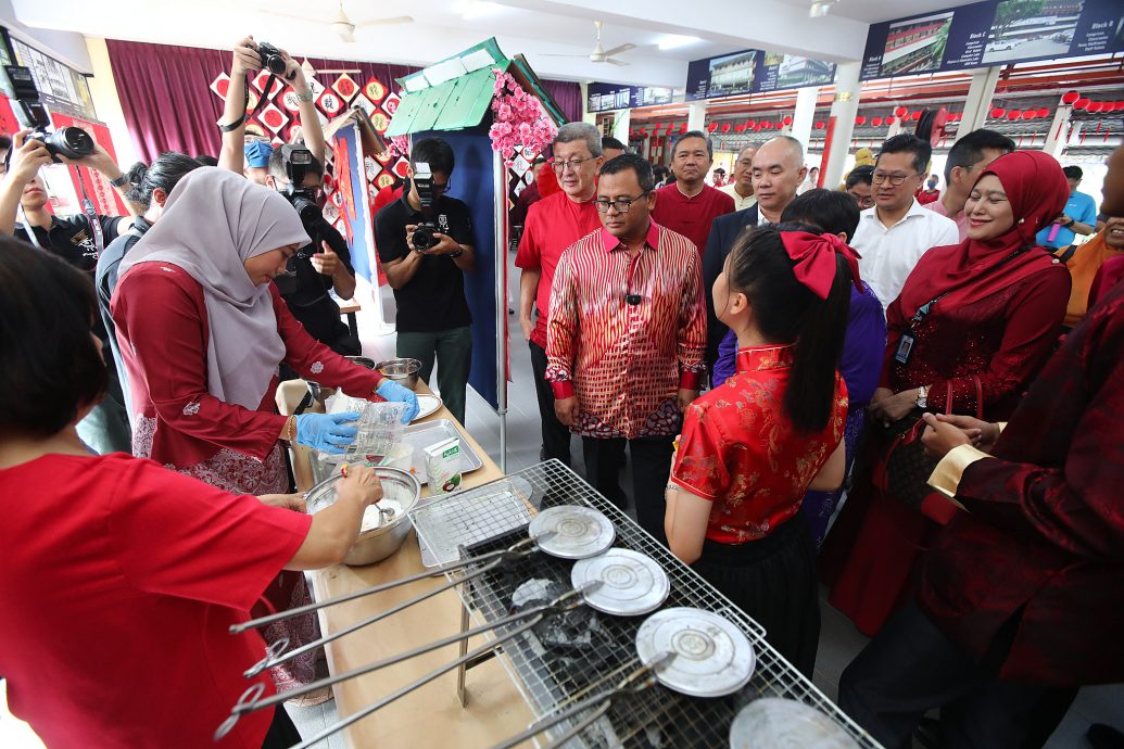 大都会/阿米鲁丁 拨款10万给八打灵公教中学