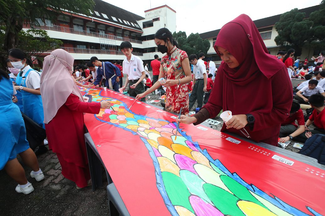 大都会/阿米鲁丁 拨款10万给八打灵公教中学