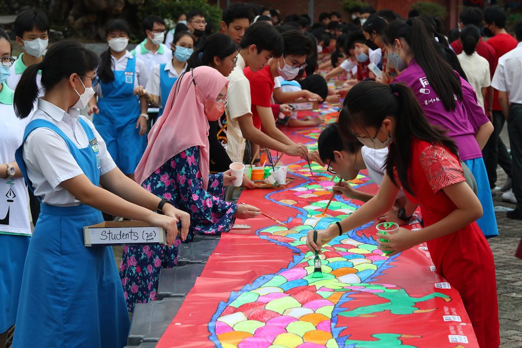 大都会/阿米鲁丁 拨款10万给八打灵公教中学