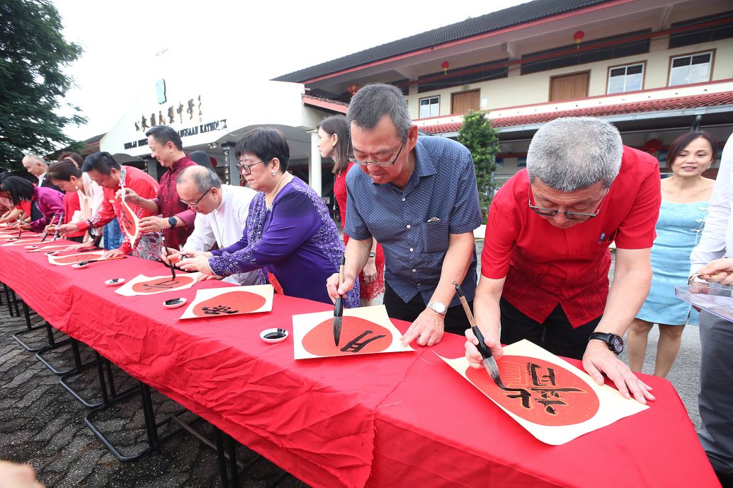 大都会/阿米鲁丁 拨款10万给八打灵公教中学