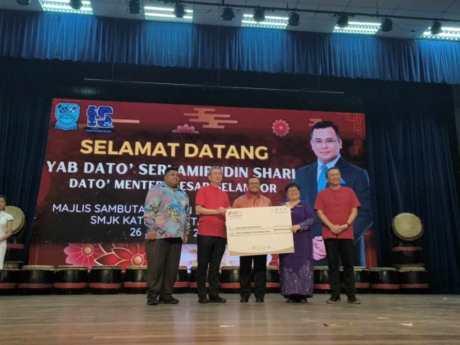 大都会/阿米鲁丁 拨款10万给八打灵公教中学