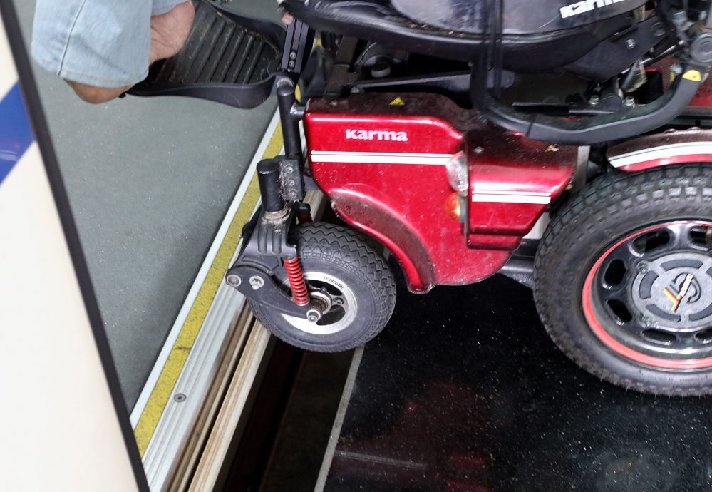 大都会/障友冀政府改善公交无障碍设施