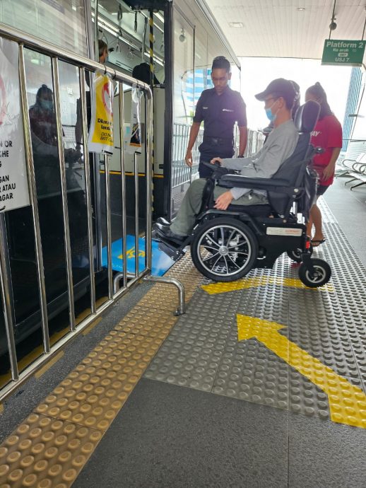 大都会/障友冀政府改善公交无障碍设施