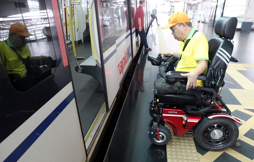 大都会/障友冀政府改善公交无障碍设施