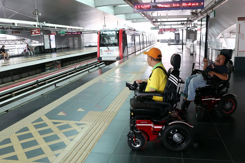 大都会/障友冀政府改善公交无障碍设施
