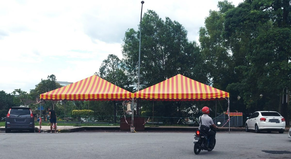 大都会/霸占商区泊车位摆摊卖年货,居民怒轰小贩自私/4图