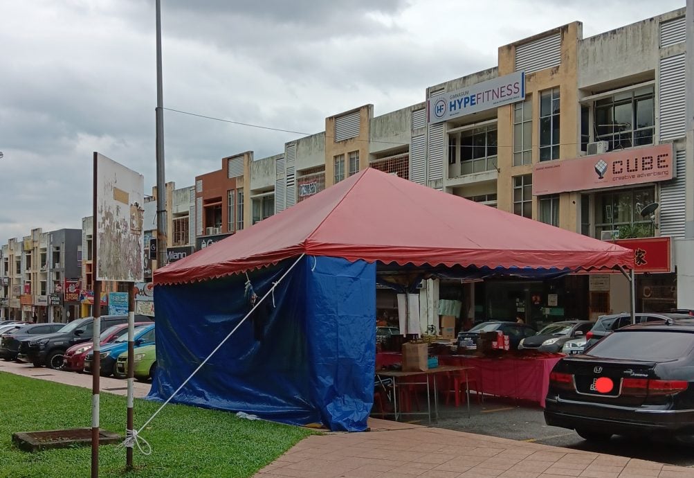 大都会/霸占商区泊车位摆摊卖年货,居民怒轰小贩自私/4图