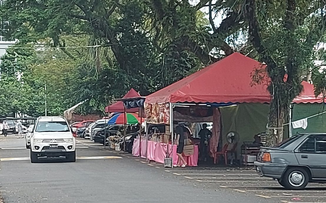 大都会/霸占商区泊车位摆摊卖年货,居民怒轰小贩自私/4图