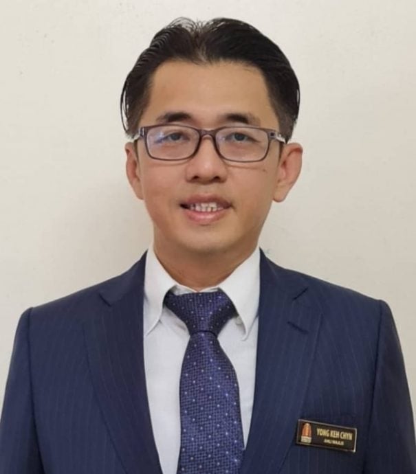 大都会:瓜冷市议员杨克勤成功争取拨款为仁嘉隆夜市大水沟装置栏杆