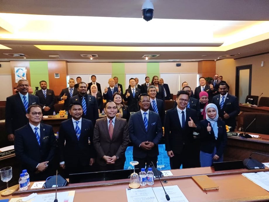 大都会/Mz头/加影市议员宣誓，22人中，4张新面孔