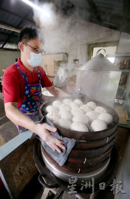 大霹雳封底主文/【老茶室情怀】/地摩南商茶室 顾客耐心等海南包出炉