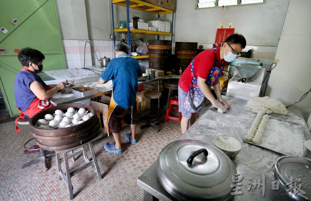 大霹雳封底主文/【老茶室情怀】/地摩南商茶室 顾客耐心等海南包出炉