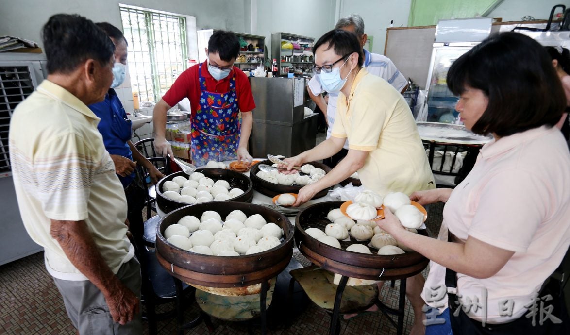 大霹雳封底主文/【老茶室情怀】/地摩南商茶室 顾客耐心等海南包出炉