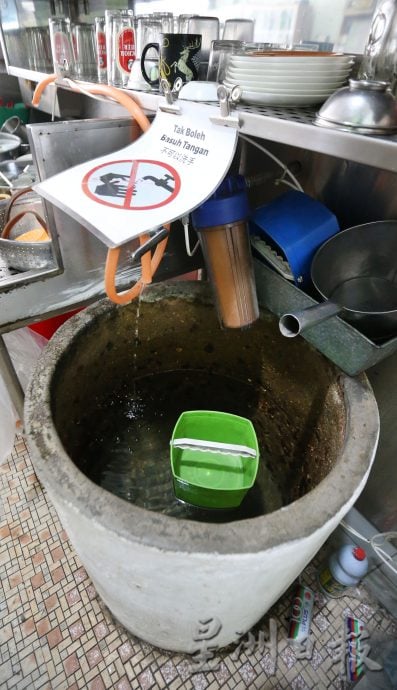 大霹雳封底主文/【老茶室情怀】/地摩南商茶室 顾客耐心等海南包出炉