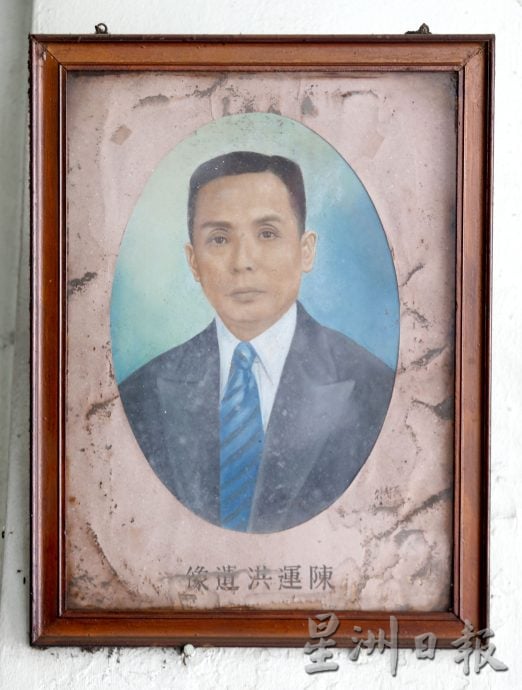 大霹雳封底主文/【老茶室情怀】/地摩南商茶室 顾客耐心等海南包出炉