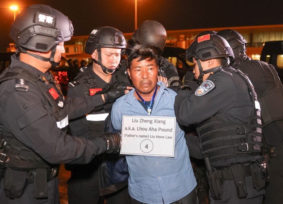 天下事主文  ）“果敢王”白所成共10重犯押解回国 四大家族“全军覆没”