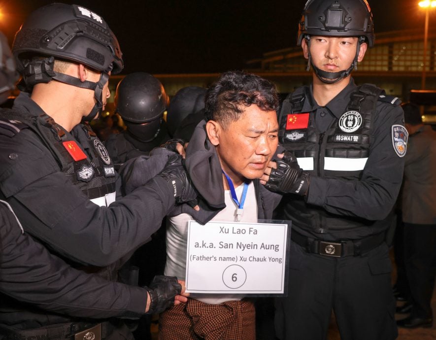 天下事主文  ）“果敢王”白所成共10重犯押解回国 四大家族“全军覆没”